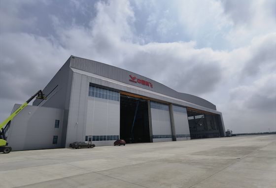 Budowa Hangar stalowy typu skrzynowy Przemysł magazynowy statków powietrznych Dach System podłogi Duże zamówione drzwi otwierające Prefabrykowane elementy stalowe