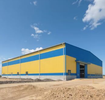 Budynek o konstrukcji stalowej zorientowany na eksport Prefabrykowany warsztat i magazyn z komponentami stalowymi Możliwość dostosowania układu Energooszczędny, antykorozyjny, antysejsmiczny Idealny do ciężkich magazynów produkcyjnych