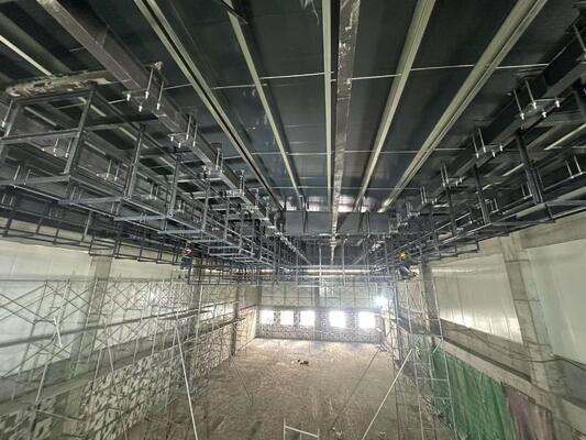 Jednoprzęsłowy prefabrykowany budynek stalowy Fabryka tekstyliów Warsztat Moduły bocznych drzwi dostępowych Kolumny ze stali ocynkowanej Montaż na miejscu